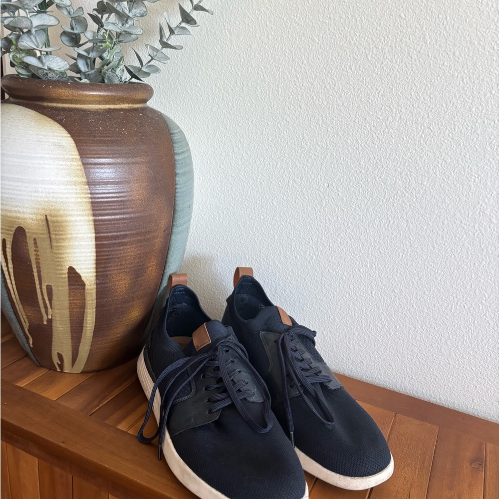 Izod Blue and White Sneakers Sleek Knit Design